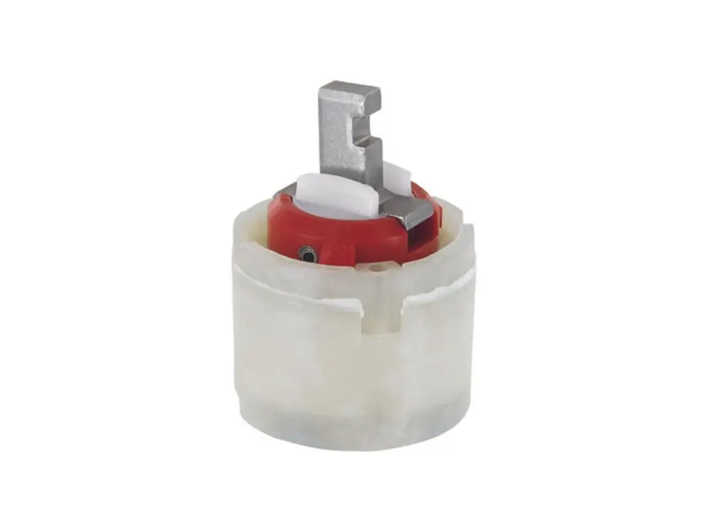 Ideal Standard Kartusche mit einem rot-weißen Innenleben und einem metallischen Hebel. Sie sitzt in einem transparenten Gehäuse und ist für weitere Verwendung konzipiert.